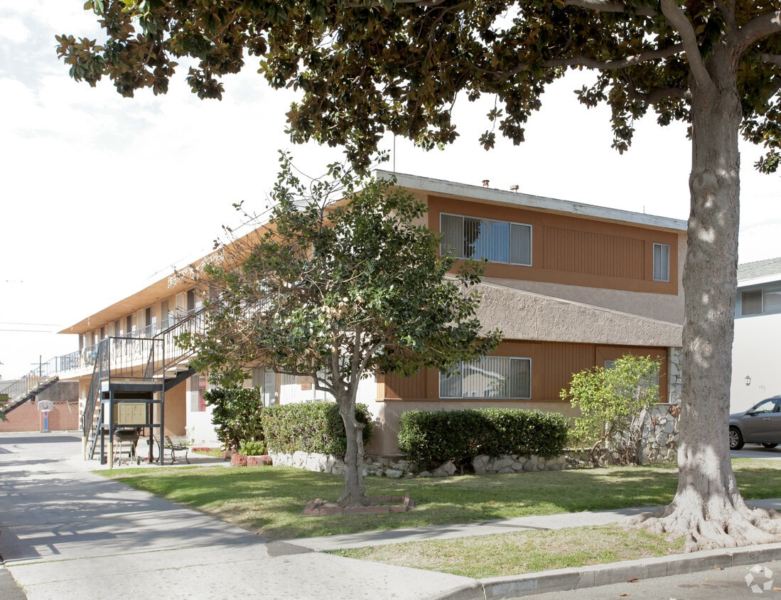 Building Photo - 8139 Cypress Ave