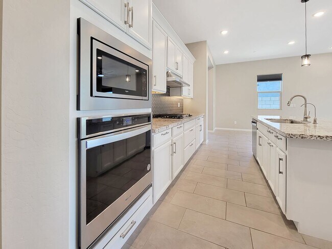 Foto del edificio - Just a year old in highly sought after GAT...