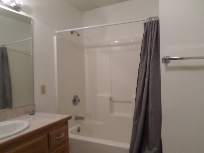 Building Photo - Osage 920 922 Duplex
