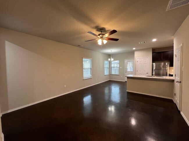 Foto del edificio - Luxury Two Story  3/2.5 Duplex in Seguin, ...