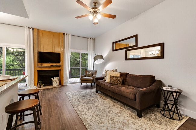 Building Photo - 2010 Jones Rd