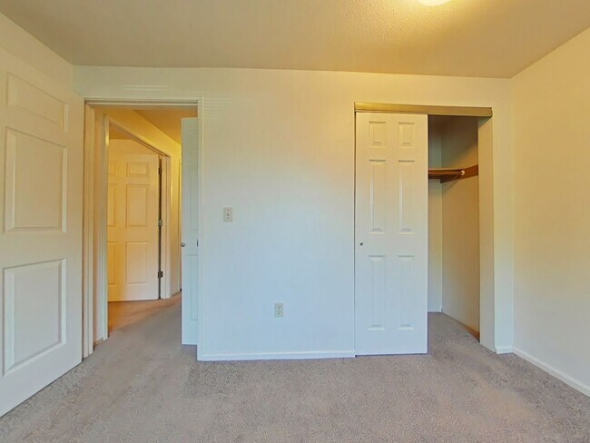 Foto del edificio - 2 Bedroom Apartment ~ Near Lilly Park