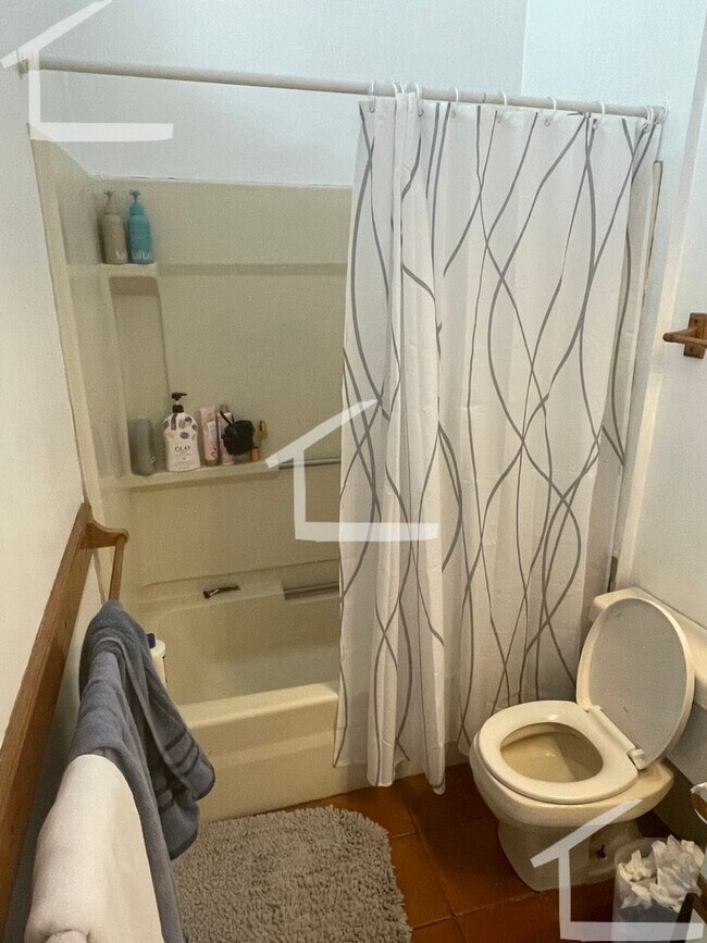 Building Photo - Best budget 3 bed you're gonna find!   Nea...