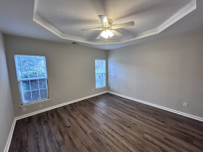 Building Photo - LARGE MOVE IN READY TOWNHOME