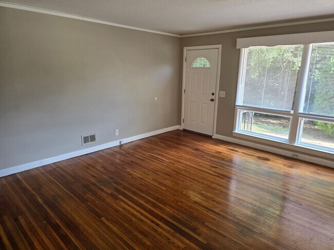 Building Photo - N. Main area