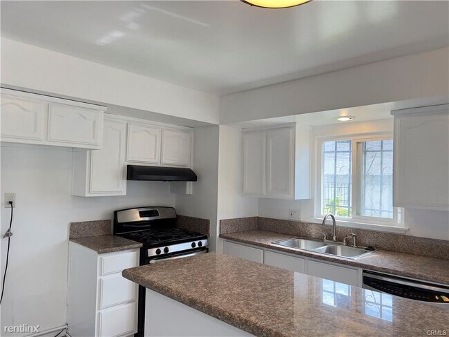 Building Photo - 2 br, 1.5 bath Duplex - 3666 Cedar Ave