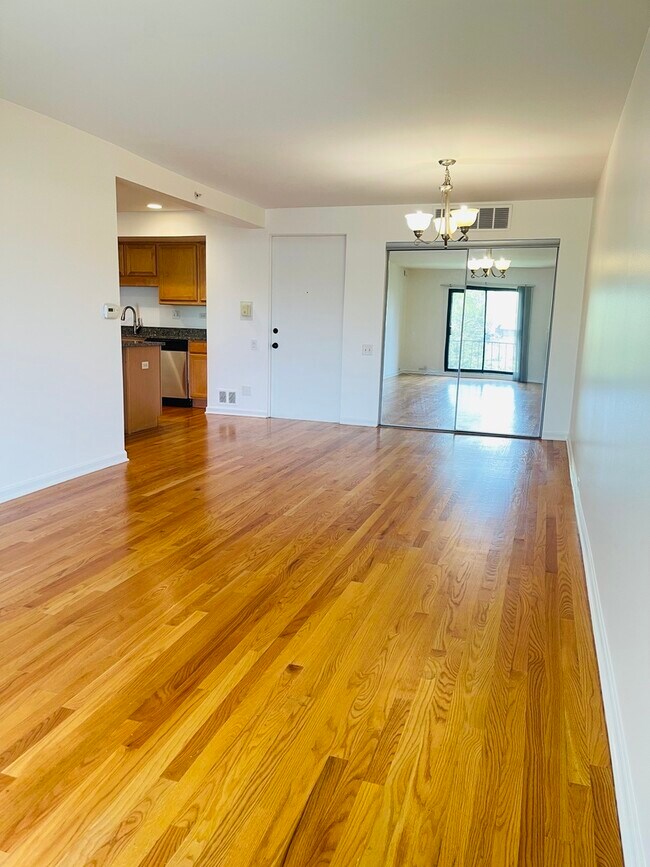 Foto del edificio - 600 W Russell St