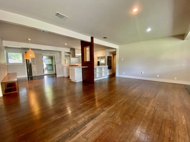Building Photo - Charming 4 Bedrooms, 3 Bathrooms Home in A...