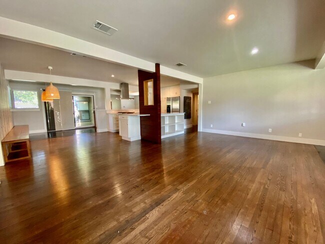 Building Photo - Charming 4 Bedrooms, 3 Bathrooms Home in Allandale!!!!