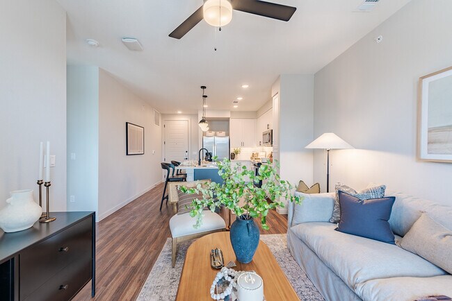 Sala de estar con pisos estilo madera - Tisdale at Lakeline Station Apartments