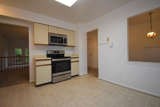 Building Photo - 3 Bedroom, 3.5 Bathroom Townhouse in North...