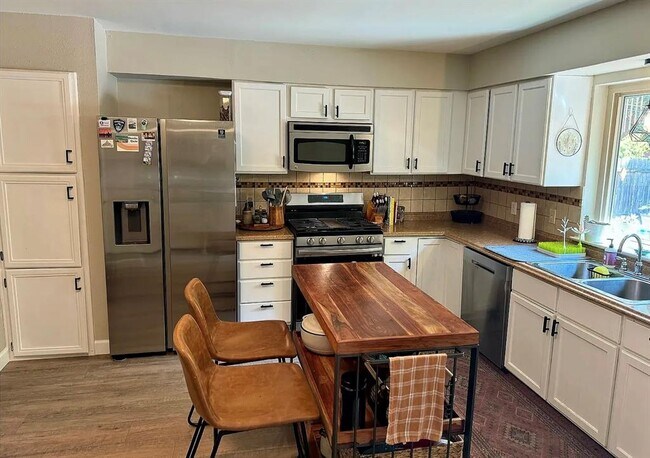 Foto del edificio - 7309 Broken Arrow Ln