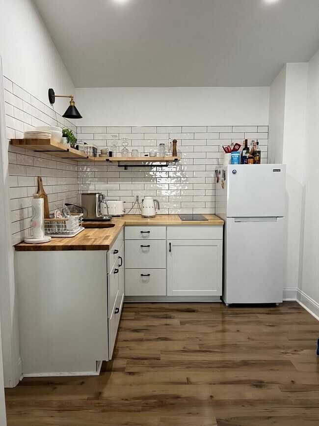 Building Photo - ~~REDUCED~~NEWLY RENOVATED APARTMENT NEAR ...