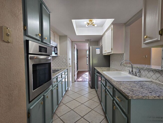 Foto del edificio - AVAILABLE NOW!