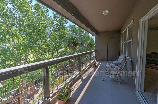 Foto del edificio - 2701 Midland Ave