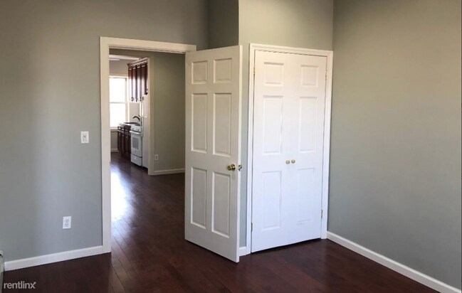 Building Photo - 2 br, 1 bath Apartment - 288 Graham Ave