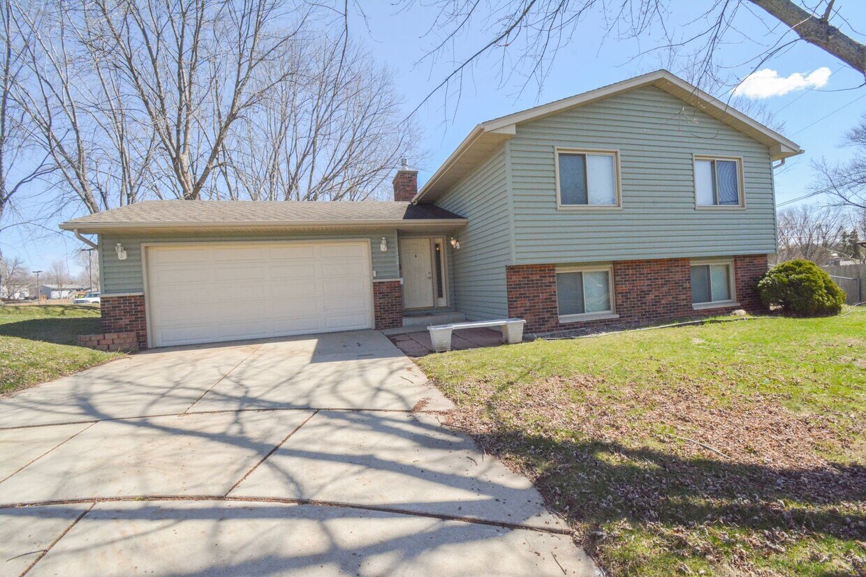 Foto principal - End-of-Cul de Sac 4 Bed 2 Bath Available f...