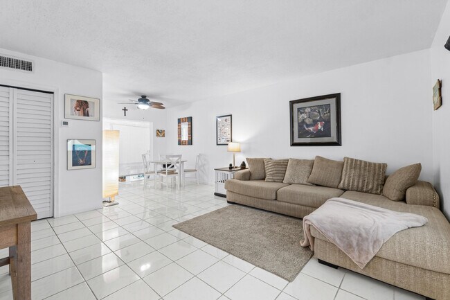 Foto del edificio - 658 NE 6th Ct