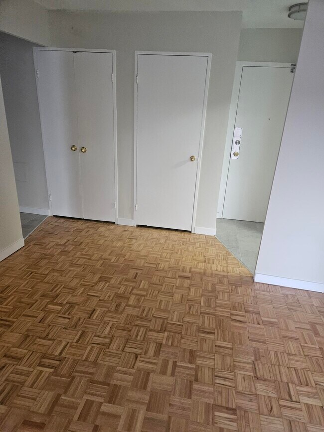 Photo du bâtiment - 1901 Martin Grove Rd