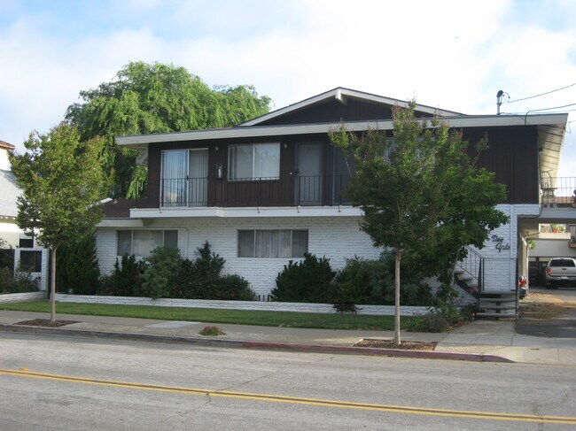 Quiet updated 6-plex - 365 E Washington Ave