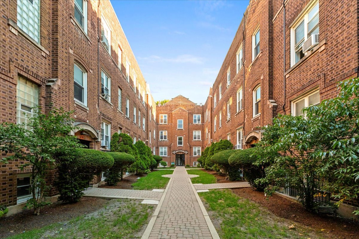 Foto principal - 656 W Oakdale Ave
