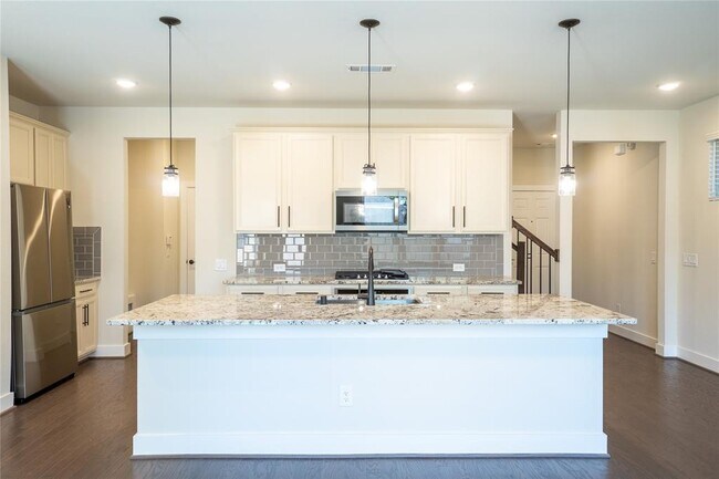 Building Photo - 1707 Summerlyn Terrace Drive
