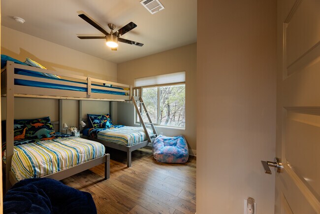 Foto del edificio - 21812 Surrey Ln