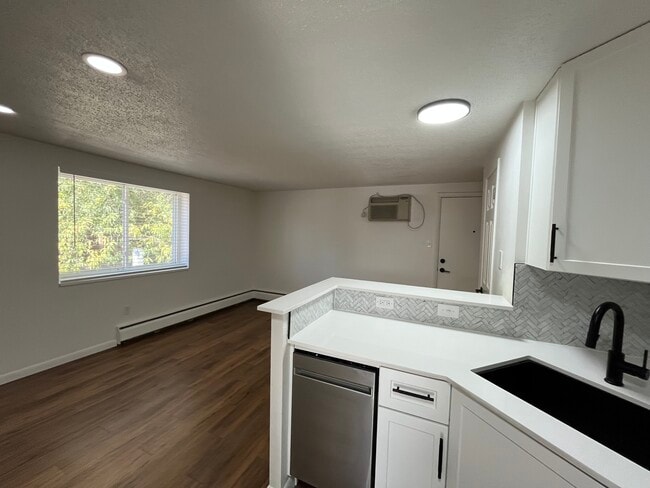 Building Photo - 165 S Clarkson St