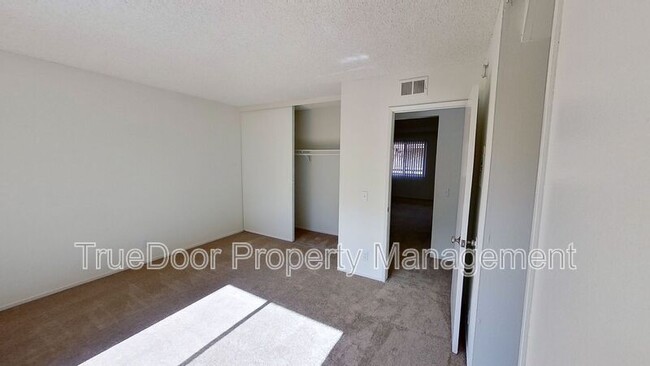 Building Photo - 535 N Tustin Ave