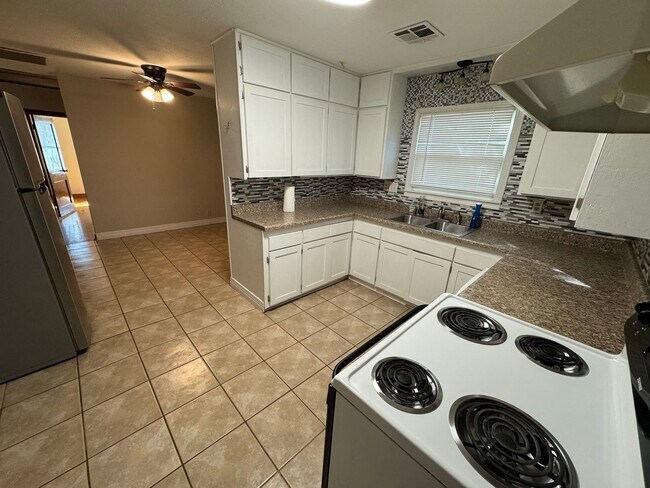 Foto del edificio - Spacious Home with Garage, Deck & Convenient Location