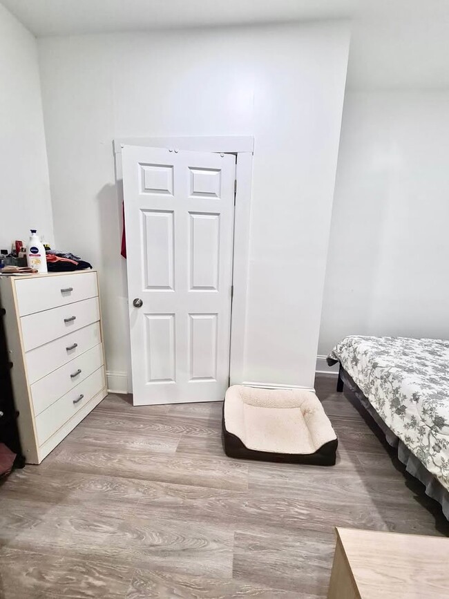 Building Photo - Renovated 2-Bedroom Apartment