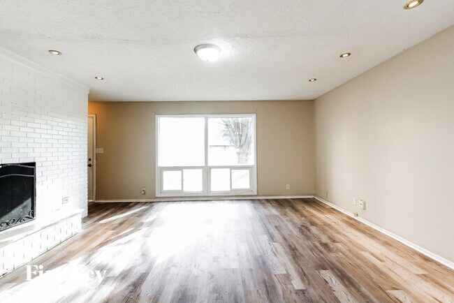Building Photo - 5876 Meadowlark Dr