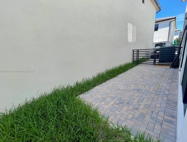 Building Photo - 4395 NW 80th Ct