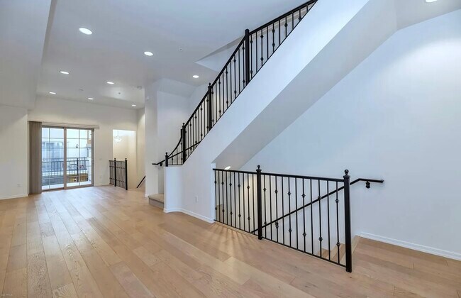 Foto del edificio - 421 W 6th St
