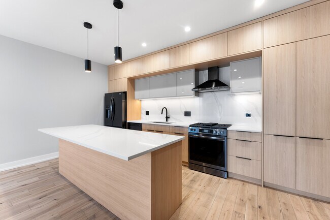 Building Photo - 7724 N Eastlake Terrace