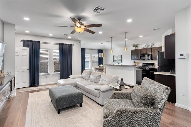 Building Photo - 300 Camellia Dr