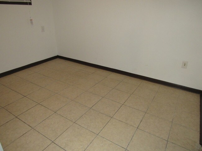 Building Photo - *SELF SHOW AVAILABILITY* 302 E Walnut #C