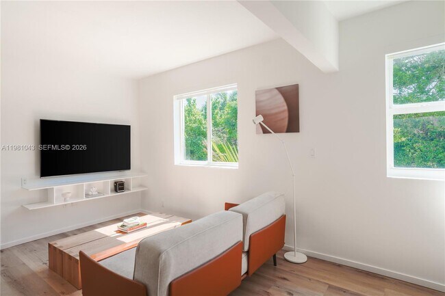 Foto del edificio - 136 NE 46th St