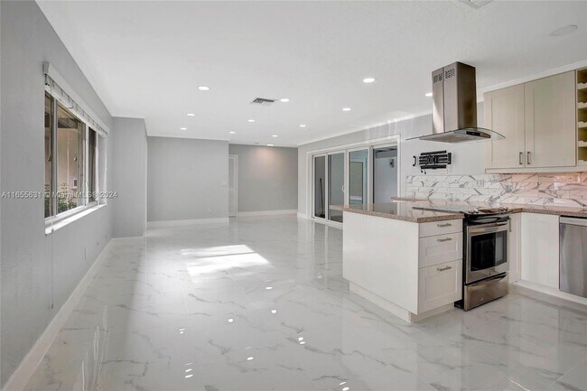 Foto del edificio - 2211 NE 62nd St