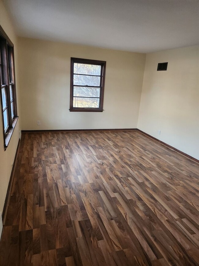 Building Photo - 3 Bedroom 2 Bath House with Attached Garage