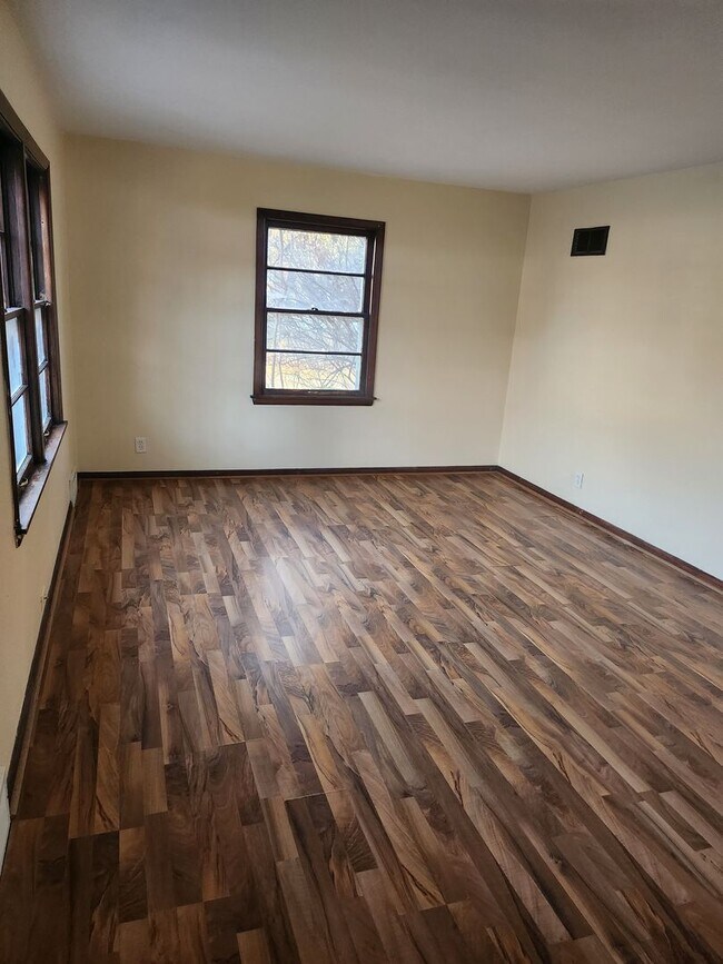 Foto del edificio - 3 Bedroom 2 Bath House with Attached Garage