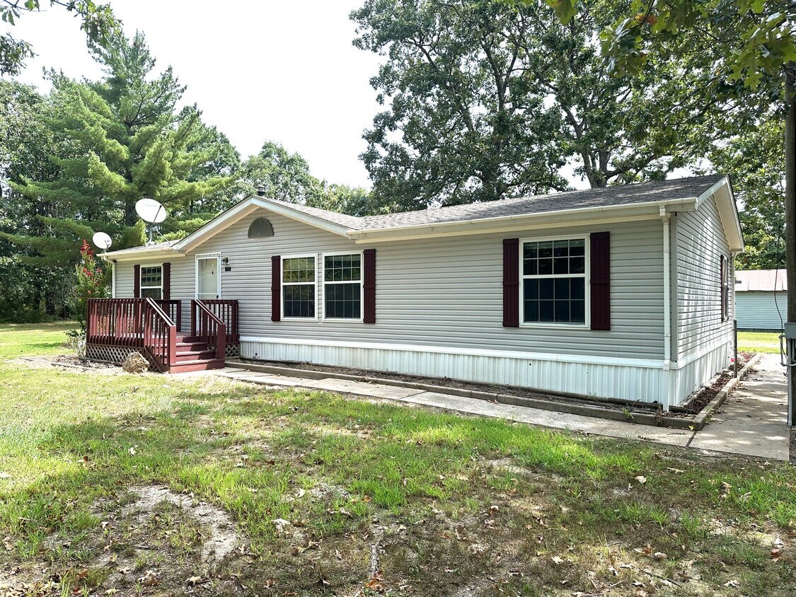 Foto principal - $1,350 / Month | 3 Bed · 2 Bath · 1,375 Sq...