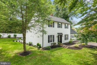 Building Photo - 480 Yale Dr