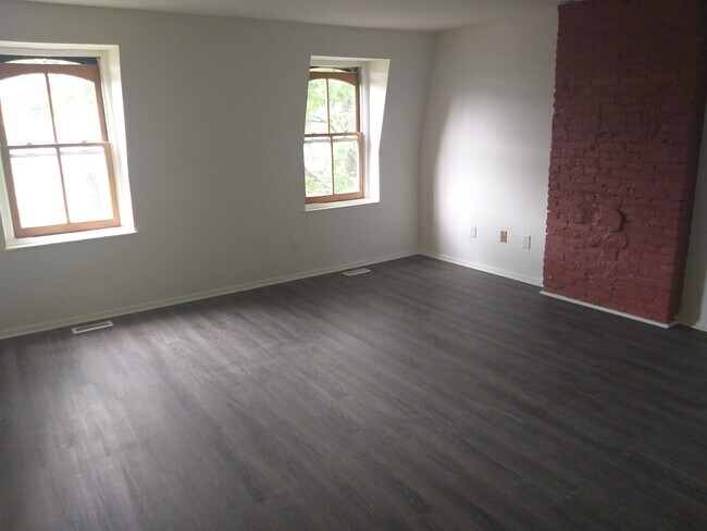 Building Photo - 102 Linden St