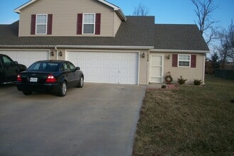 Building Photo - 1036 NW Willow Dr