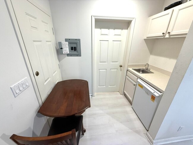 Building Photo - 8938 Sandshot Ct