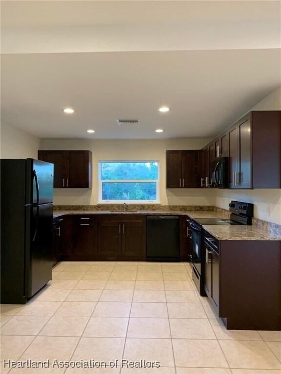 Foto del edificio - 3704 Skipper Rd