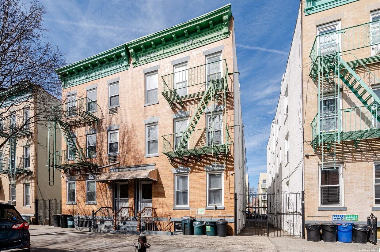 Foto principal - 32-62-62 44th St