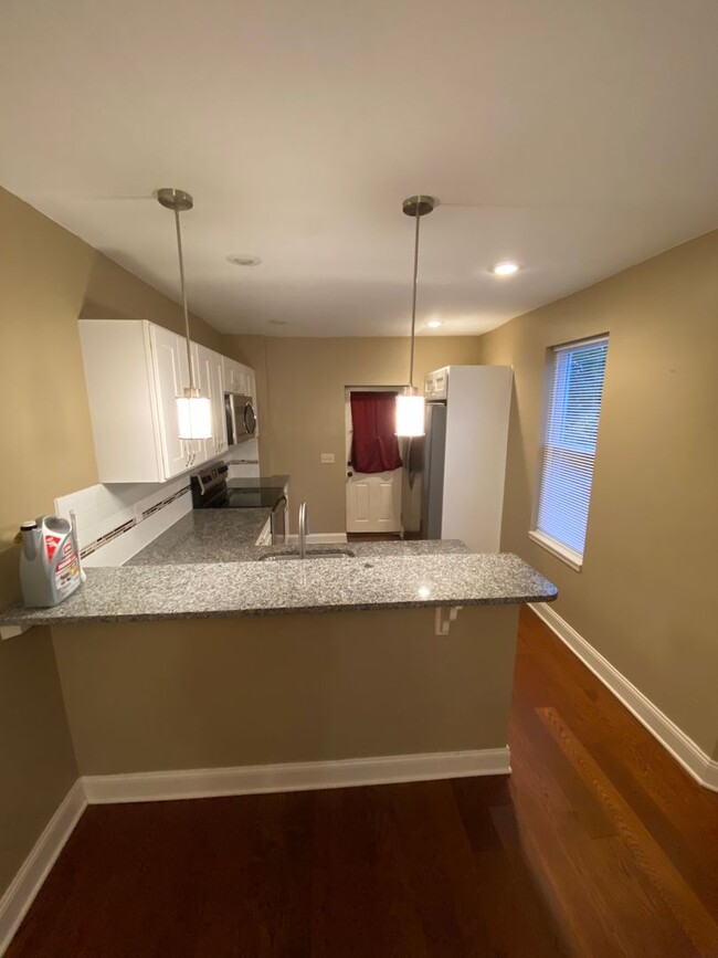 Building Photo - Beautiful 2 Bedroom & 1 Bath Unit!