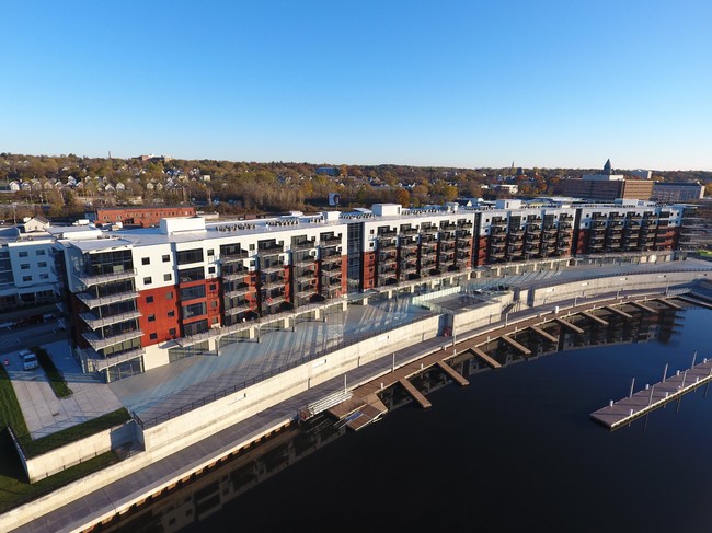 Building Photo - River House Apartments